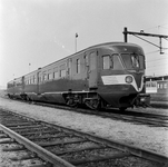 849638 Afbeelding van een diesel-electrisch treinstel DE 2 (serie 61-106/Blauwe Engel) van de N.S. te Zwolle.